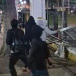 Aksi kerusuhan di depan Gedung Grahadi Surabaya/ Foto: Jawa Pos