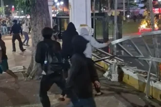 Aksi kerusuhan di depan Gedung Grahadi Surabaya/ Foto: Jawa Pos