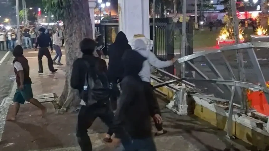 Aksi kerusuhan di depan Gedung Grahadi Surabaya/ Foto: Jawa Pos