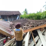 Rumah warga di Kabupaten Parigi Moutong, Sulawesi Tengah ambruk akibat dampak gempa/ Foto: capture ANTARA