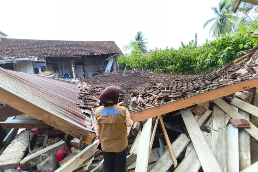 Rumah warga di Kabupaten Parigi Moutong, Sulawesi Tengah ambruk akibat dampak gempa/ Foto: capture ANTARA