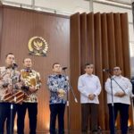 Menteri Sekretaris Negara Prasetyo Hadi (kedua kiri) serta Wakil Ketua DPR RI Sufmi Dasco Ahmad (keempat kiri) menyampaikan keterangan kepada pers terkait Satuan Tugas Mitigasi Pemutusan Hubungan Kerja / Foto: ANTARA