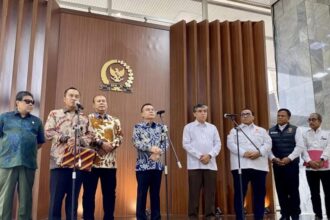 Menteri Sekretaris Negara Prasetyo Hadi (kedua kiri) serta Wakil Ketua DPR RI Sufmi Dasco Ahmad (keempat kiri) menyampaikan keterangan kepada pers terkait Satuan Tugas Mitigasi Pemutusan Hubungan Kerja / Foto: ANTARA