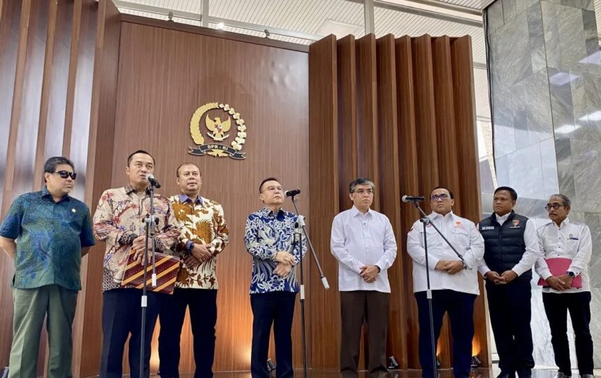 Menteri Sekretaris Negara Prasetyo Hadi (kedua kiri) serta Wakil Ketua DPR RI Sufmi Dasco Ahmad (keempat kiri) menyampaikan keterangan kepada pers terkait Satuan Tugas Mitigasi Pemutusan Hubungan Kerja / Foto: ANTARA