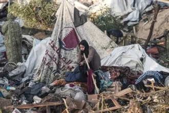 Warga Gaza di antara reruntuhan gedung/ Foto: anadolu