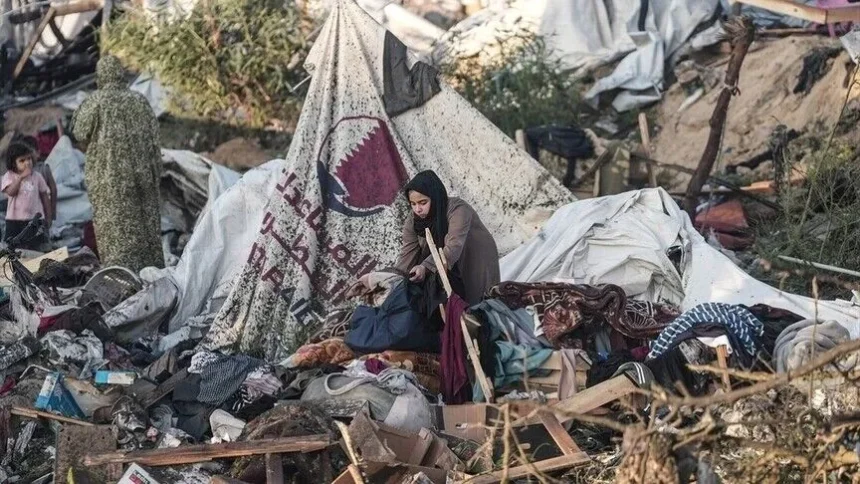 Warga Gaza di antara reruntuhan gedung/ Foto: anadolu