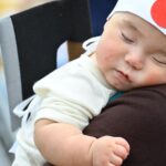 Bayi dengan bando bendera Jepang/ Foto: Anadolu