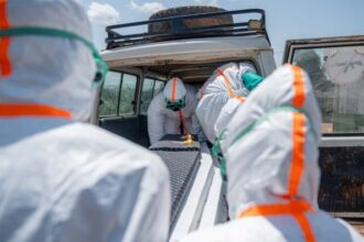 Petugas menggunakan hazmat mengangkut jenazah Ebola/ Foto: Anadolu
