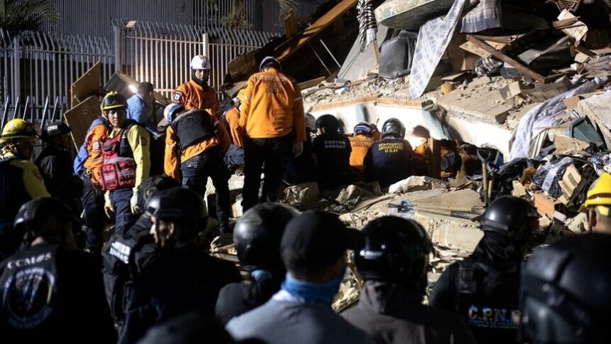 Petugas mencari korban gempa di bawah reruntuhan/ Foto: anadolu