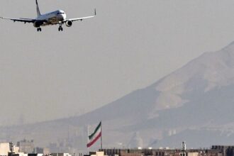 Sebuah pesawat terbang di atas daratan Iran/ Foto: Anadolu