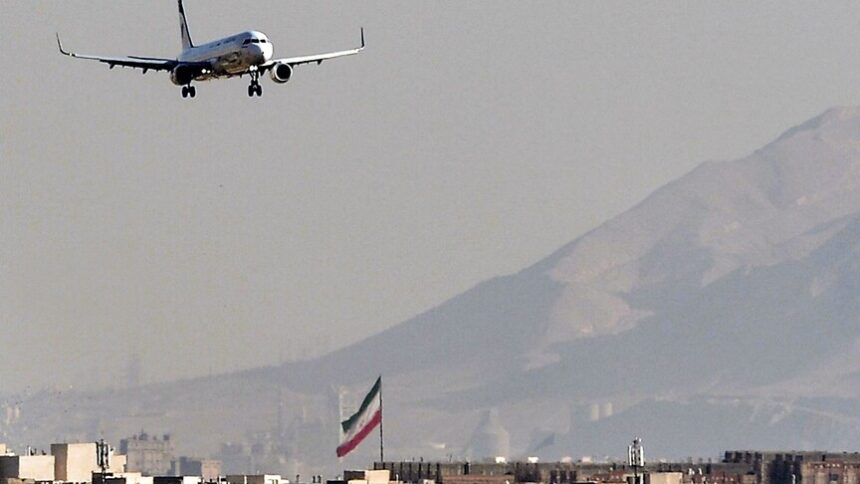 Sebuah pesawat terbang di atas daratan Iran/ Foto: Anadolu