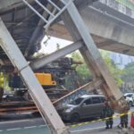 Lokasi truk angkut alat berat (crane) tersangkut jembatan penyeberangan orang (JPO) di Jalan Kapten Tendean, Mampang Prapatan, Jakarta Selatan/ Foto: ANTARA