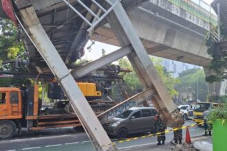 Lokasi truk angkut alat berat (crane) tersangkut jembatan penyeberangan orang (JPO) di Jalan Kapten Tendean, Mampang Prapatan, Jakarta Selatan/ Foto: ANTARA
