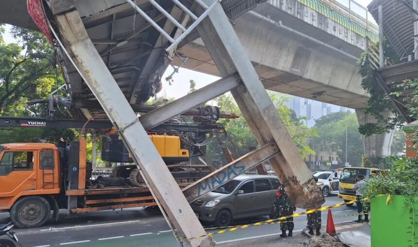 Lokasi truk angkut alat berat (crane) tersangkut jembatan penyeberangan orang (JPO) di Jalan Kapten Tendean, Mampang Prapatan, Jakarta Selatan/ Foto: ANTARA