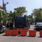 Kendaraan taktis tengah berjaga di Surabaya/ Foto: ANTARA