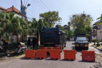 Kendaraan taktis tengah berjaga di Surabaya/ Foto: ANTARA