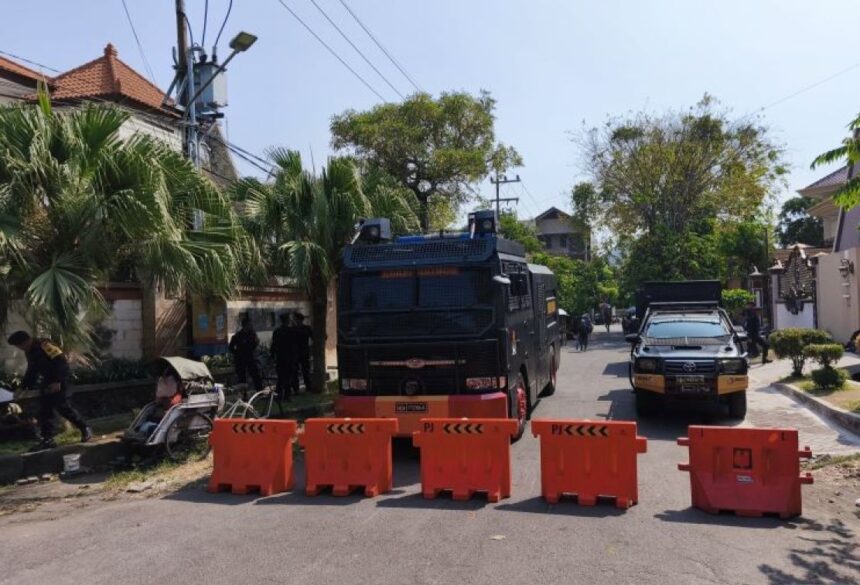 Kendaraan taktis tengah berjaga di Surabaya/ Foto: ANTARA