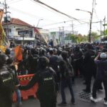Petugas menghalau peserta aksi / Foto: ANTARA