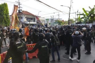 Petugas menghalau peserta aksi / Foto: ANTARA