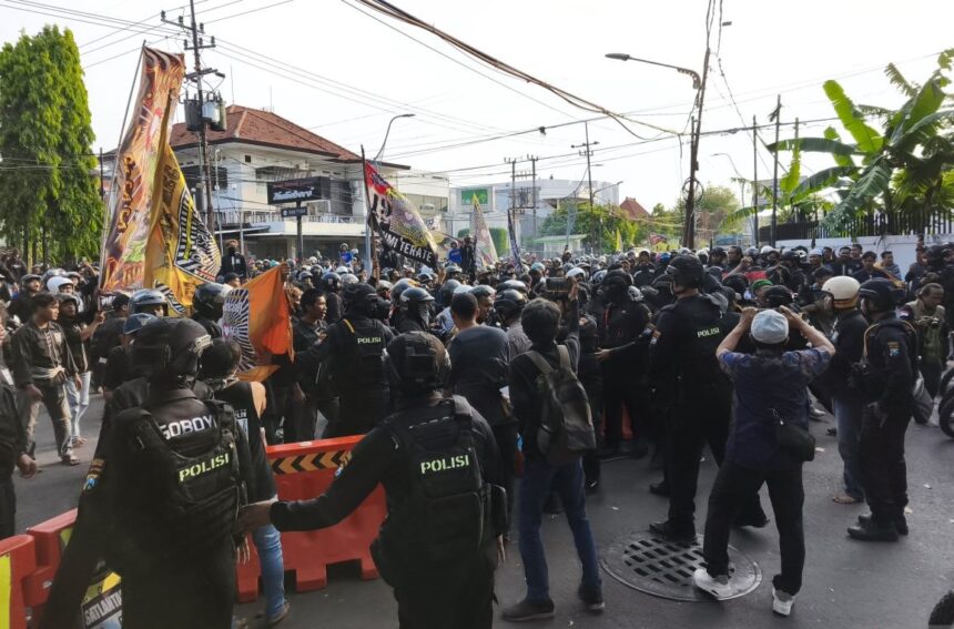 Petugas menghalau peserta aksi / Foto: ANTARA