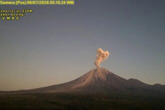 Erupsi Gunung Semeru setinggi 1 kilometer/ Foto: ANTARA