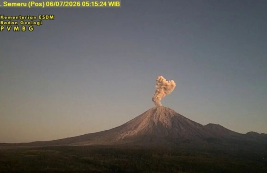 Erupsi Gunung Semeru setinggi 1 kilometer/ Foto: ANTARA