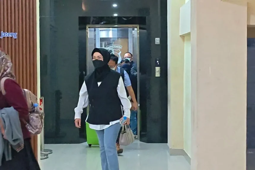 Bupati Sukoharjo Etik Suryani usai menjalani pemeriksaan di Mapolresta Surakarta, Jawa Tengah,/ Foto: ANTARA