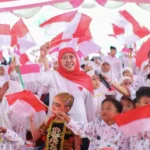 Gubernur Khofifah bersama anak-anak/ Foto; ANTARA