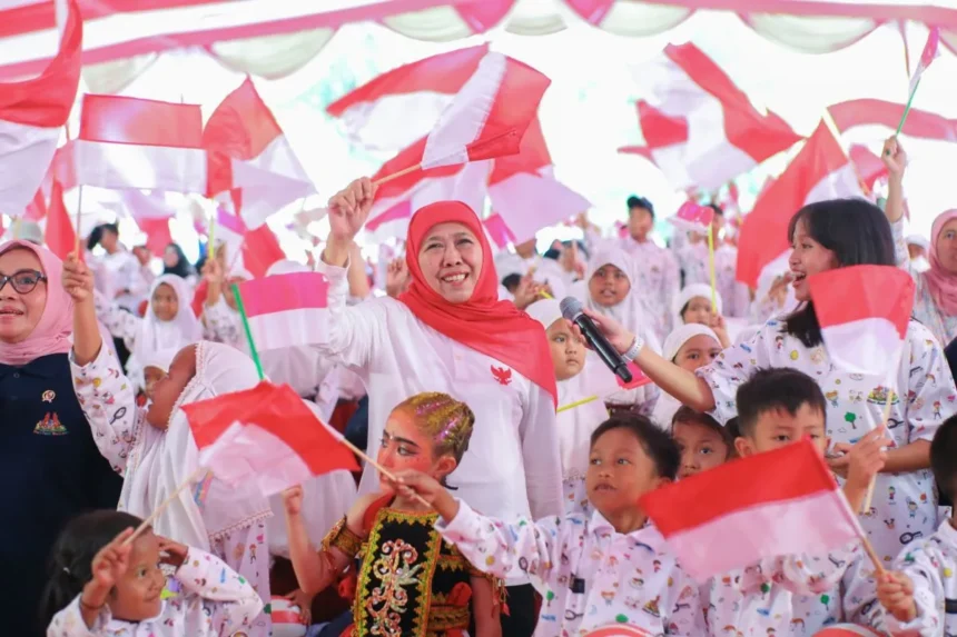 Gubernur Khofifah bersama anak-anak/ Foto; ANTARA