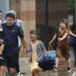 Masyarakat menyelematkan diri dari badai Noul/ Foto: reuters