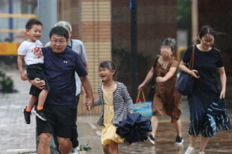 Masyarakat menyelematkan diri dari badai Noul/ Foto: reuters