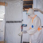 Seorang petugas medis mendisinfeksi sarung tangan pelindung di pusat pengobatan Ebola di Bunia, Provinsi Ituri, Republik Demokratik Kongo/ Foto: xinhua