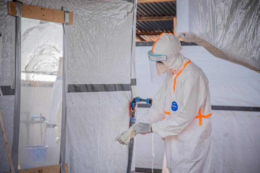 Seorang petugas medis mendisinfeksi sarung tangan pelindung di pusat pengobatan Ebola di Bunia, Provinsi Ituri, Republik Demokratik Kongo/ Foto: xinhua