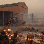 Masyarakat memadamkan kebakaran di Spanyol/ Foto: The Guardian