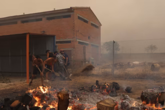 Masyarakat memadamkan kebakaran di Spanyol/ Foto: The Guardian