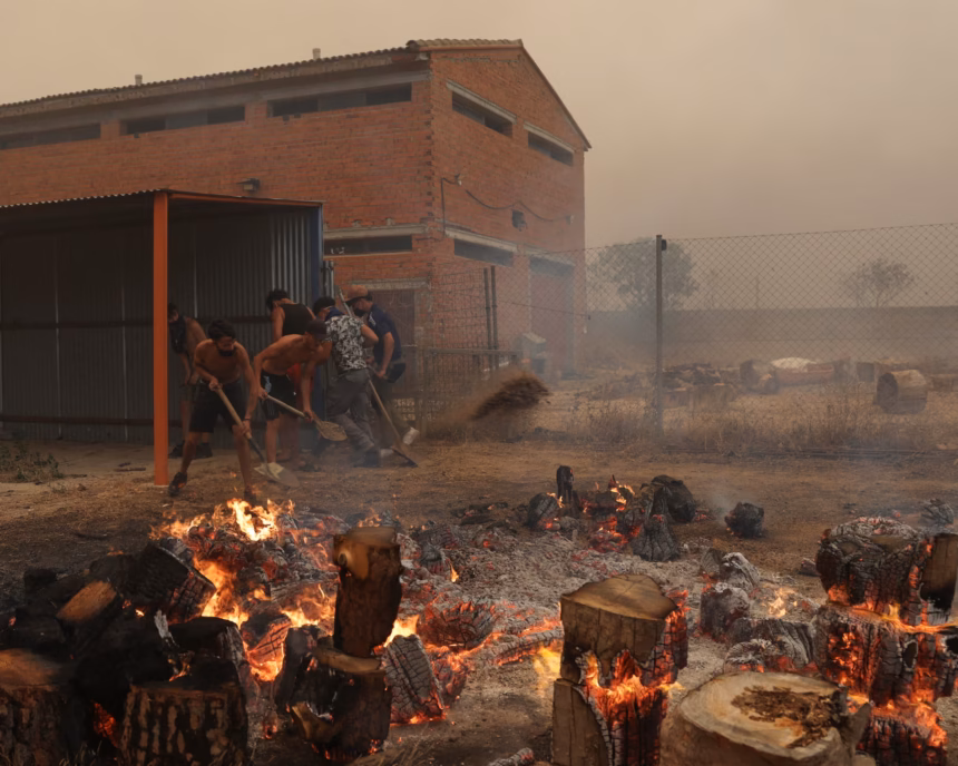 Masyarakat memadamkan kebakaran di Spanyol/ Foto: The Guardian