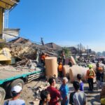 Truk membawa gulungan kertas kecelakaan di Pasuruan/ Foto: Kompas