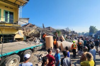 Truk membawa gulungan kertas kecelakaan di Pasuruan/ Foto: Kompas