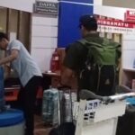 Penyidik KPK RI saat membawa lima koper dan kardus dari rumah pribadi Kadis PUPR Kota Bengkulu/ Foto: ANTARA