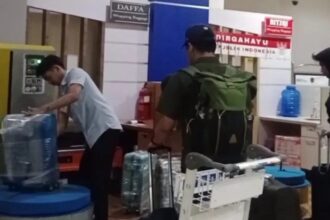 Penyidik KPK RI saat membawa lima koper dan kardus dari rumah pribadi Kadis PUPR Kota Bengkulu/ Foto: ANTARA