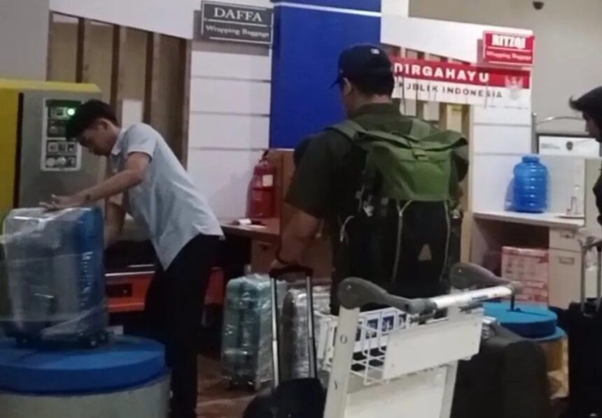 Penyidik KPK RI saat membawa lima koper dan kardus dari rumah pribadi Kadis PUPR Kota Bengkulu/ Foto: ANTARA