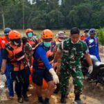 Proses evakuasi jenazah Aiptu Sumariyanto/ Foto: ANTARA
