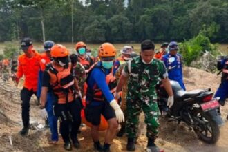 Proses evakuasi jenazah Aiptu Sumariyanto/ Foto: ANTARA