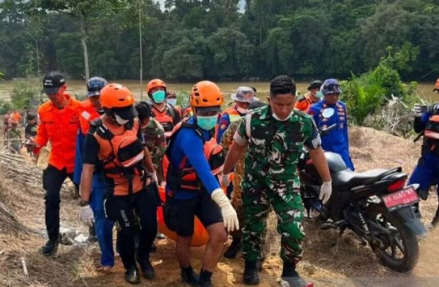 Proses evakuasi jenazah Aiptu Sumariyanto/ Foto: ANTARA