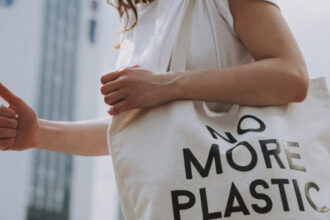 Kampanye larangan tas plastik/ Foto: national today