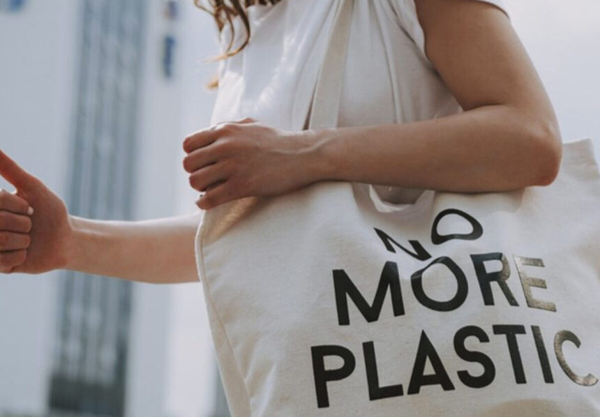 Kampanye larangan tas plastik/ Foto: national today