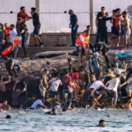 Kerumunan orang berenang dari Maroko menuju Spanyol/ Foto: vietnam