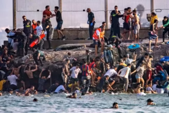 Kerumunan orang berenang dari Maroko menuju Spanyol/ Foto: vietnam