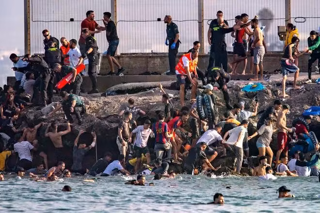 Kerumunan orang berenang dari Maroko menuju Spanyol/ Foto: vietnam