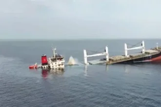 Sebuah kapal tanker yang diserang di Laut Merah/ Foto: Anadolu
